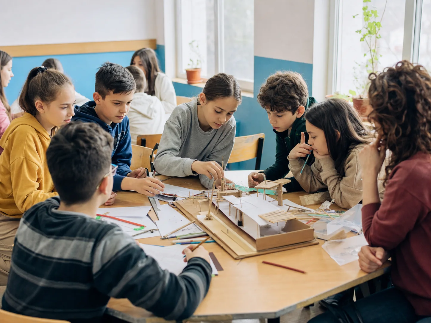 Copii colaborând la un proiect practic