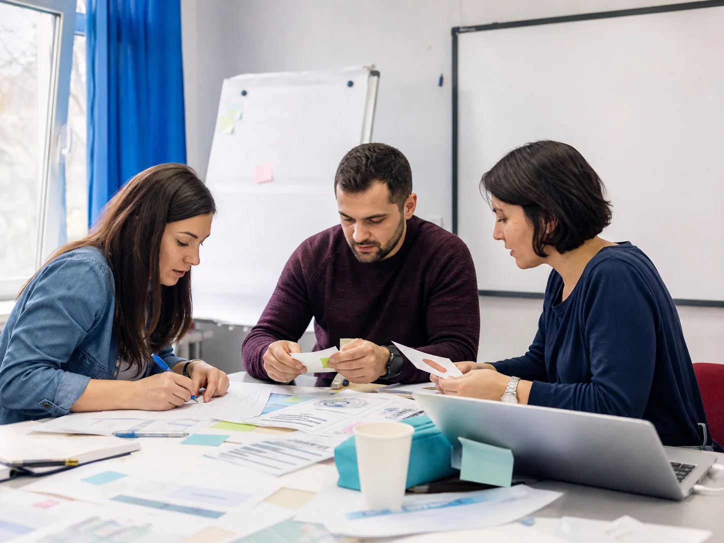 Profesori construind împreună o activitate de învățare
